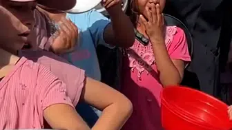 Gazze'de Gıda Krizi Büyüyor: Çocuklar Sıcak Yemek İçin Sıraya Girdi