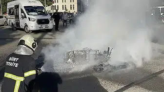 Siirt'te Hafif Ticari Araçla Çarpışan Motosiklet Yandı