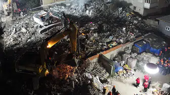 Maltepe'deki bina enkazında 3 kişiyi arama çalışmaları sürüyor