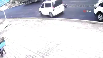Mardin Nusaybin'de Araçtan İnen Çocuğa Çarpma Anı Kamerada