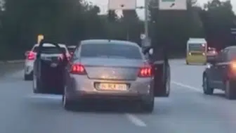 Bursa'da Trafikte Kapıları Açık Otomobille Tehlikeli Yolculuk