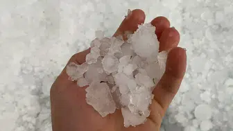 Hatay'ın Arsuz ilçesinde şiddetli sağanak ve dolu hayatı olumsuz etkiledi