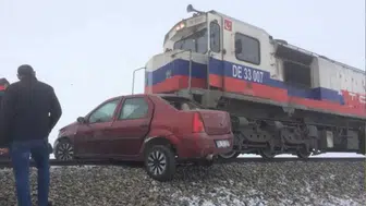 Kars'ın Akyaka İlçesinde Yük Treni Otomobile Çarptı