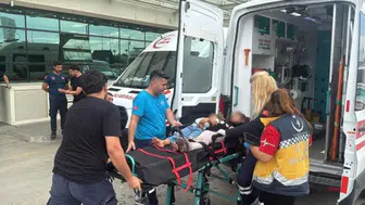 Tarım işçilerini taşıyan minibüs ile 2 tır çarpıştı, 11 yaralı
