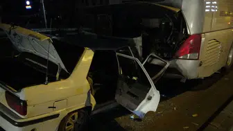 Arıza yapan otobüse otomobil çarptı