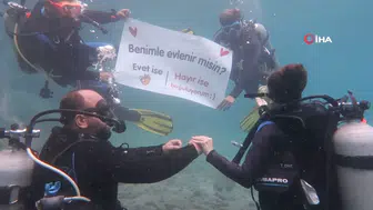 Kız arkadaşına metrelerce derinlikte evlenme teklif etti