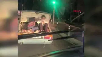 Küçükçekmece'de çocukların tehlikeli bagaj yolculuğu kamerada