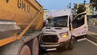 İstanbul Arnavutköy'de Servis Minibüsü Kamyona Çarptı: 9 Yaralı