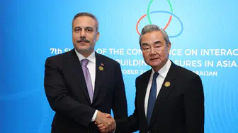 Dışişleri Bakanı Hakan Fidan, Çinli Mevkidaşı Wang Yi ile Bakü'de Bir Araya Geldi