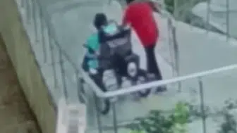 Adıyaman'da Yağmur Altında Arkadaşlık Ders Veren Görüntü