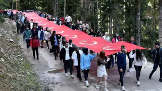 Gümüşhane’de 100 metrelik Türk bayrağıyla Cumhuriyet yürüyüşü