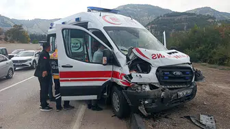 Burdur'da Ambulansın Karıştığı Zincirleme Kazada 6 Kişi Yaralandı