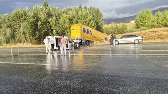 Malatya'da tır ile hafif ticari araç çarpıştı: 1'i çocuk 4 yaralı