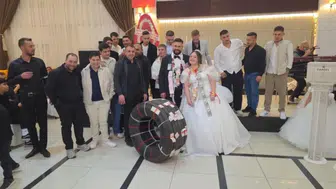 Bandırma'da düğünde sıra dışı takı : Damada tır lastiği taktılar