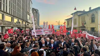 İzmir'de Cemil Tugay protestosu : Yürüyüşe polis barikatı engeli