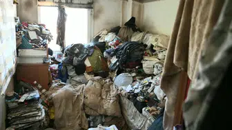 Kuşadası'nda çöp evden 6 kamyon atık çıkarıldı : Mahalleli rahat nefes aldı