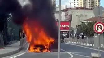 Avcılar'da seyir halindeki otomobil alev alev yandı