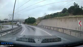 Göktürk'te Islak Yolda Takla Atan Otomobilin Kaza Anı Kamerada