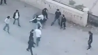 Elazığ'da sokak ortasında dehşet : Bir kişiyi araya alıp darbettiler