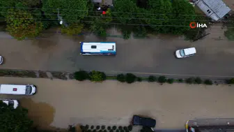İstanbul'da Şiddetli Yağış Hayatı Felç Etti: Yollar Göle Döndü