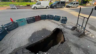 Adana'da Yol Çöktü: Esnaftan Ekmek Kasalı Önlem