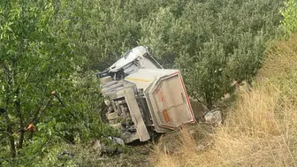 Isparta'da kum yüklü tır elma bahçesine devrildi : Sürücü hayatını kaybetti