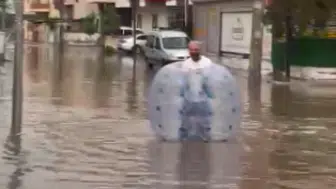 Mersin'de Su Biri̇ken Caddede Şeffaf Balonla Yürüdü