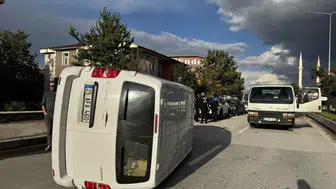 Erzurum'da otomobil ile panelvan çarpıştı : 5 kişi yaralandı