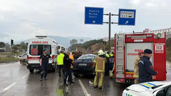 Bursa'da Otomobil Hafriyat Kamyonuna Çarptı: 2 Yaralı