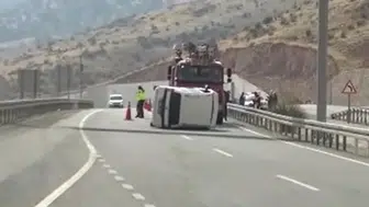 Kocaeli'nde Kontrolden Çıkan Otomobil Takla Attı