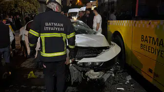 Batman'da otomobil belediye otobüsüne çarptı: 2 yaralı