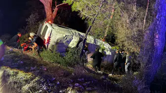 Antalya'da Minibüs Şarampole Devrildi: 15 Yaralı