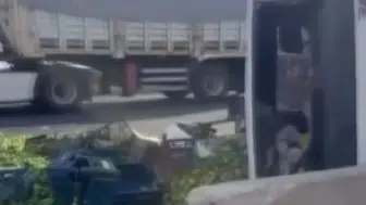 Gaziantep TAG Otoyolu'nda kamyon devrildi: Tonlarca mandalina yola saçıldı