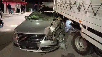 Amasya'da kontrolden çıkan otomobil kamyonete çarptı