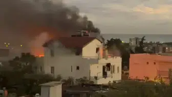 Antalya'da İki Katlı Evin Çatısı Alevlere Teslim Oldu