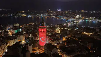 Galata Kulesi'nde 103. Yıl Coşkusu: Atatürk Fotoğrafları Yansıtıldı
