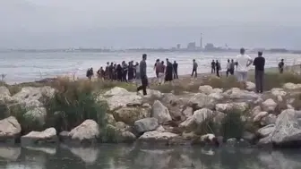 Mersin’de denize giren gençlerden biri boğuldu