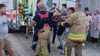 Hatay'da motosiklet kazası : Sürücüsünün kontrolünü kaybettiği motosiklet devrildi, 3 kişi yaralandı