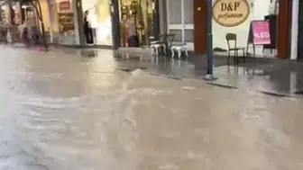 İzmir Çeşme'de şiddetli sağanak hayatı felç etti