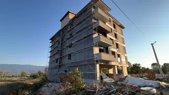 İnşaatın 5'inci katından düşen işçi ağır yaralandı