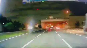İstanbul'da Makas Atan Sürücü Kaza Yaptı! Araçtan İnip Kaçmaya Çalıştılar