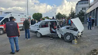 Van'da iki otomobil çarpıştı : 6 kişi yaralandı