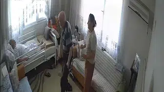 İzmir'de 68 Yıllık Hayat Arkadaşını Görünce Ayağa Kalktı