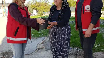 Besni'de Yaşlı Vatandaşlara 'Çınarlara Nefes Ol' Fidan Dağıtımı