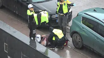 Samsun'da trafik polisinden yürek ısıtan insanlık dersi