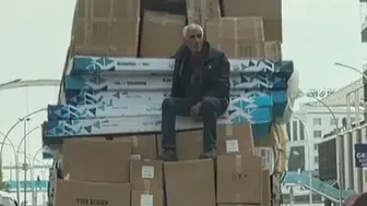 Diyarbakır'da Tehlikeli Yolculuk: Kamyonet Kası üzerinde Canını Hiçe Saydı