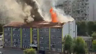 İzmir'de ortaokulun çatısında çıkan yangına ekiplerin müdahalesi sürüyor