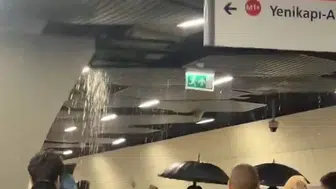 İstanbul'da Şiddetli Sağanak: Yenibosna Metro İstasyonunu Su Bastı