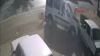 Ehliyetsiz Sürücünün Ticari Aracı İki Otomobile Çarptı