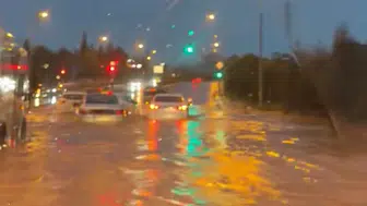 İstanbul'da Sağanak Yağış Hayatı Felç Etti